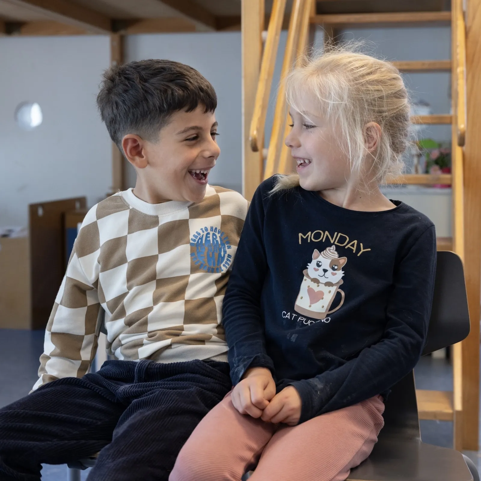 Jongen en meisje in de klas