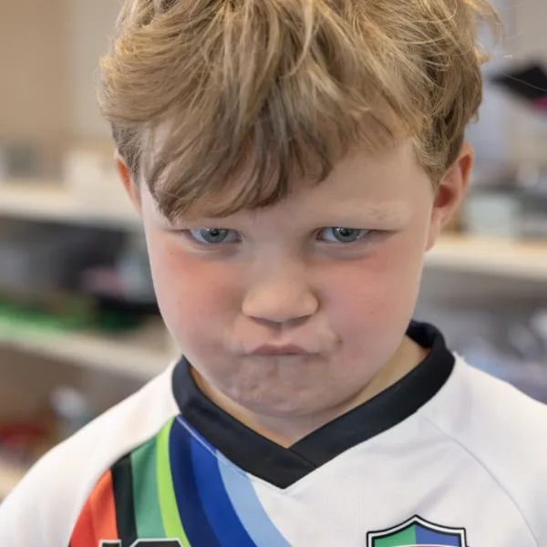 boos kijkend jongetje