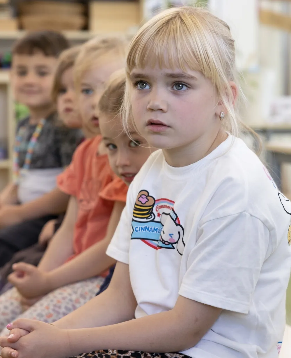 meisje luistert in de klas