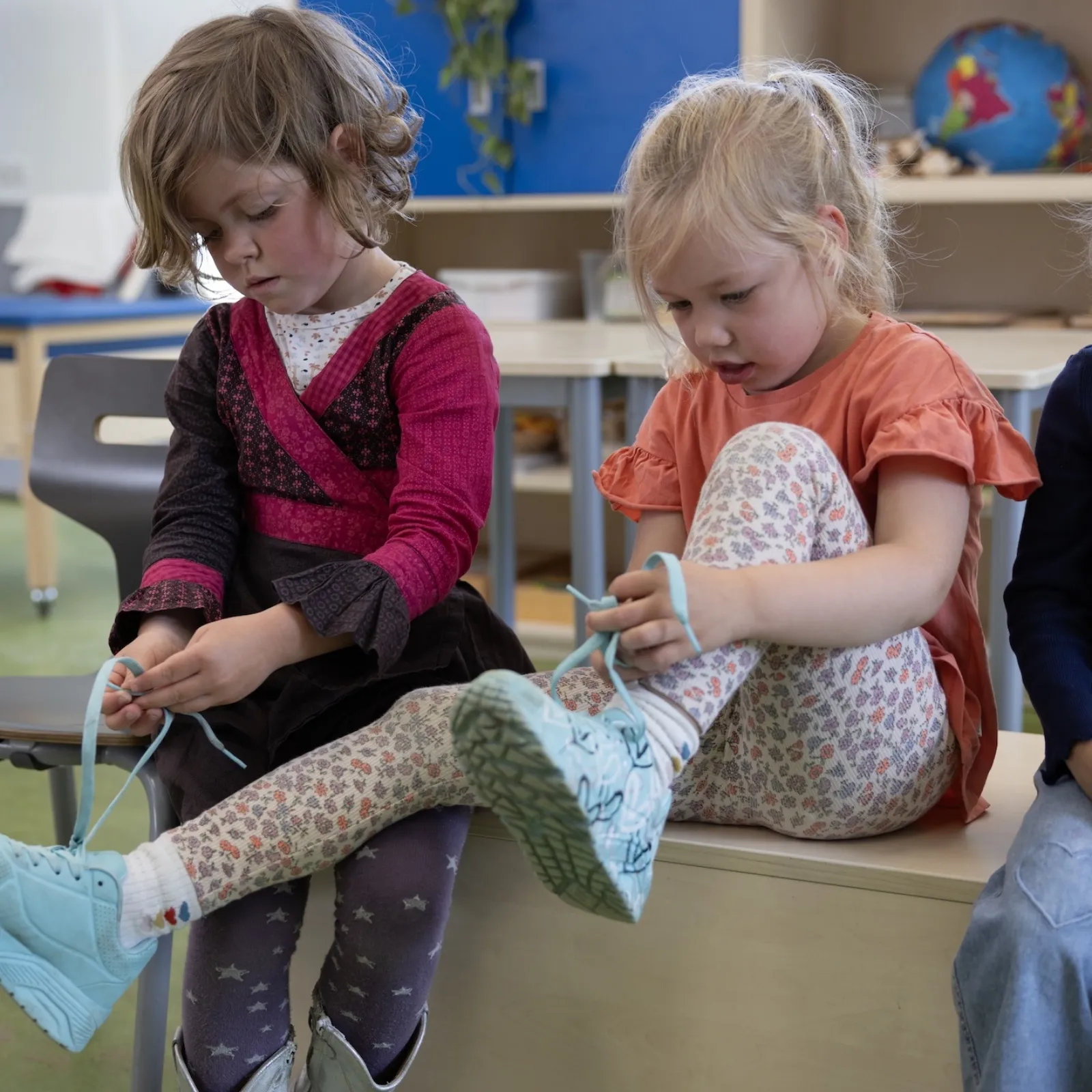 meisje in de klas strikt veters