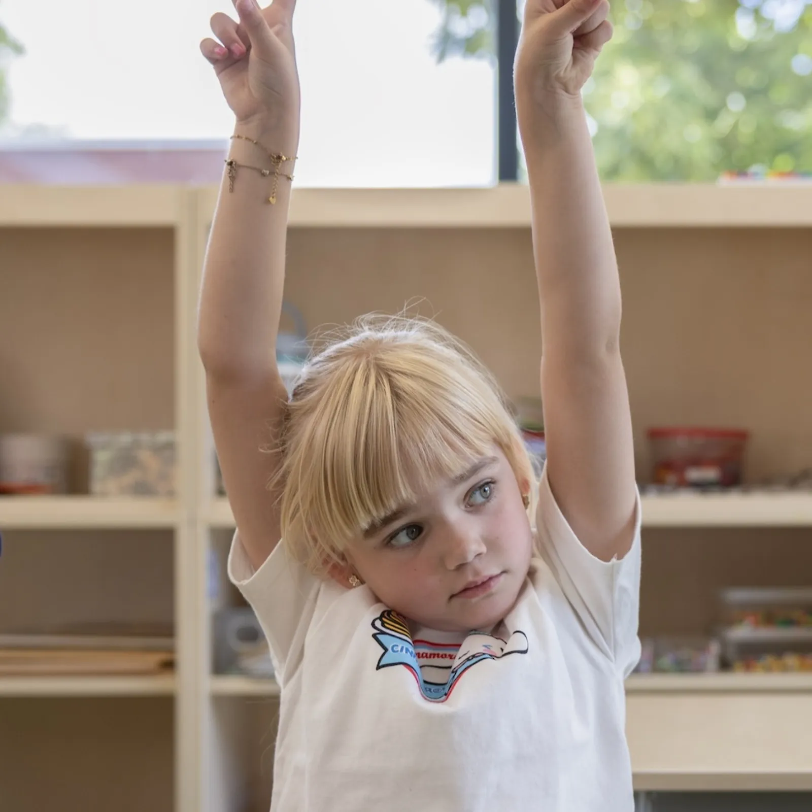 meisje steekt vinger op in de klas